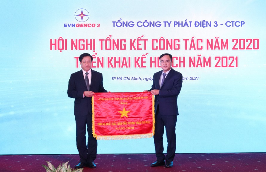 Ông Dương Quang Thành - Chủ tịch HĐTV EVN trao tặng Cờ Thi đua của Ủy ban Quản lý vốn Nhà nước tại doanh nghiệp cho Công ty Cổ phần Thủy điện Thác Bà đạt thành tích xuất sắc thuộc EVNGENCO 3 năm 2020