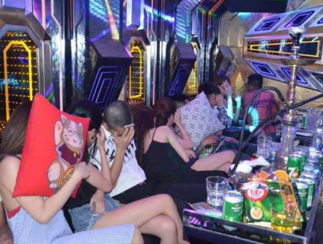 Hàng chục nam, nữ ‘bay lắc’ xuyên đêm trong phòng karaoke