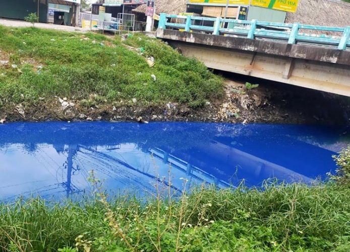 Nước kênh trong khu công nghiệp ở Bình Dương đổi màu xanh kỳ lạ