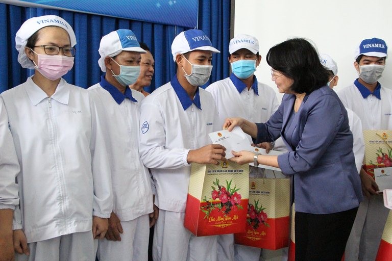Phó Chủ tịch nước Đặng Ngọc Thịnh tặng quà cho công nhân ở Bình Dương