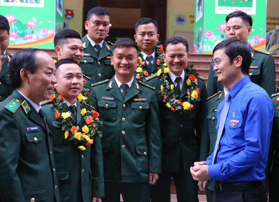 Anh Bùi Quang Huy trò chuyện cùng cán bộ, chiến sĩ BĐBP
