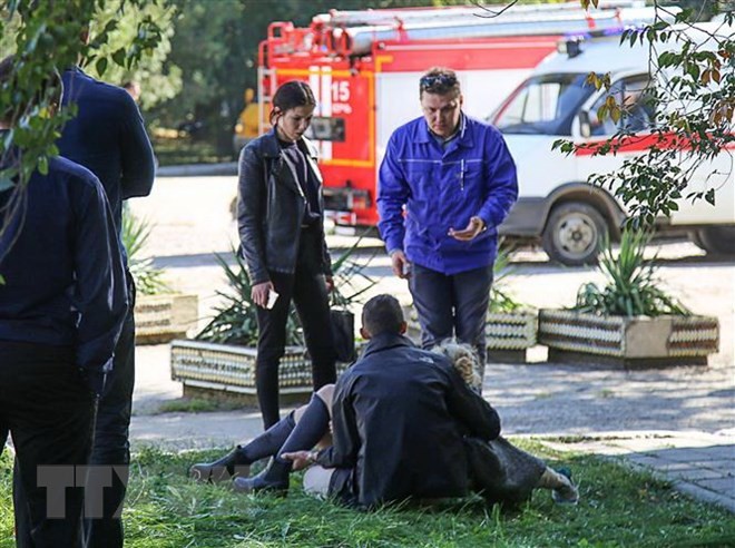 Lực lượng cứu hộ hỗ trợ một nạn nhân bị thương trong vụ tấn công tại Trường cao đẳng khu vực Kerch trên Bán đảo Crimea ngày 17/10/2018. (Ảnh: AFP/TTXVN)