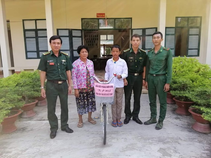 Đại diện Đồn Biên phòng Nhơn Hưng, BĐBP An Giang trao tặng xe đạp cho em Sôn Sun Ly. Ảnh: Chiến Khu