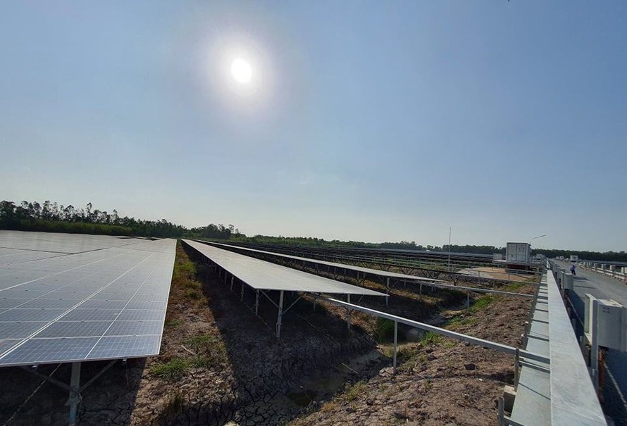 Nhà máy gồm 79.000 tấm pin năng lượng mặt trời.