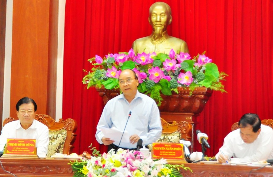Phát biểu tại buổi làm việc, Thủ tướng Nguyễn Xuân Phúc ghi nhận và biểu dương các bộ, ngành và địa phương trong vùng ĐBSCL về kết quả đạt được trong ứng phó hạn mặn mùa khô 2019 - 2020. Ảnh: Hòa Hội