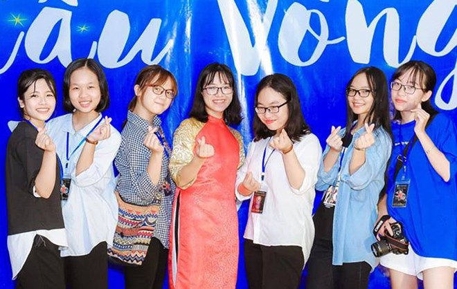 Nguyễn Thu Huyền (thứ ba từ phải sang) cùng các thành viên trong nhóm tổ chức chương trình thiện nguyện tại Trung tâm Nuôi dưỡng người có công và Bảo trợ xã hội tỉnh Bắc Ninh Ảnh: NVCC
