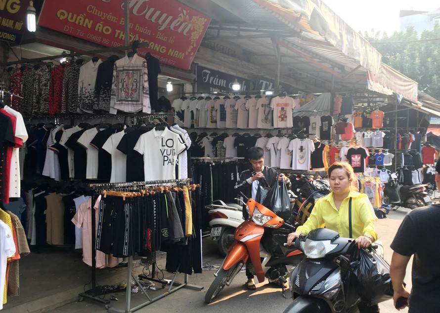 Quần áo nhái các nhãn hiệu nổi tiếng thế giới bán công khai tại chợ Ninh Hiệp (Hà Nội) Ảnh: Minh Châu 