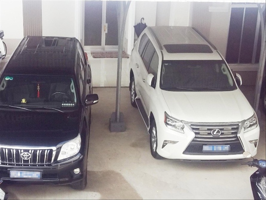 Hai chiếc ô tô tại Văn phòng UBND tỉnh Cà Mau được doanh nghiệp tặng gây tranh cãi trước đâyẢnh: IT