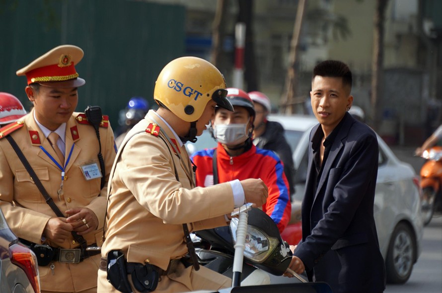 CSGT Hà Nội ra quân xử phạt vi phạm nồng độ cồn theo Nghị định 100 Ảnh: Nguyễn Hoàn