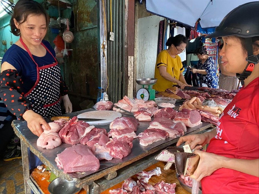 Giá lợn tại chợ truyền thống tăng từng ngày khiến người dân phải thắt chặt chi tiêu