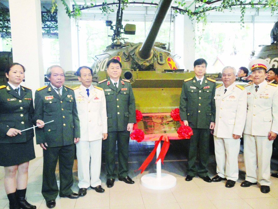(Từ trái sang) Các cựu chiến binh Nguyễn Văn Tập (thứ 2), Lê Văn Phượng (thứ 3), Vũ Đăng Toàn (thứ 6) và Ngô Sỹ Nguyên (thứ 7) tại Lễ công bố xe tăng 390 là Bảo vật quốc gia Ảnh: Kiến Nghĩa