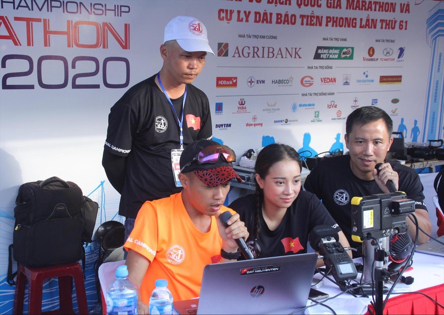 Bộ ba bình luận viên của Tiền Phong Marathon 2020: Nguyễn Đạt, Hương Quỳnh và Lương Phạm ảnh: Ngô Tùng