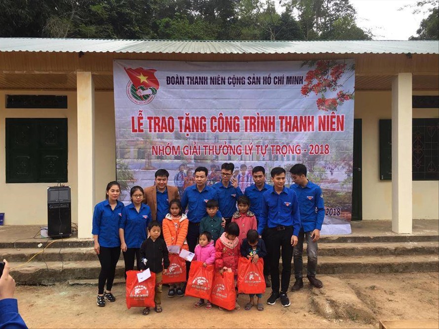 Nhóm cán bộ Đoàn nhận giải thưởng Lý Tự Trọng năm 2018 trao quà cho học sinh tại điểm trường tại xã Hùng Lợi, huyện Yên Sơn (tỉnh Tuyên Quang) Ảnh: PV