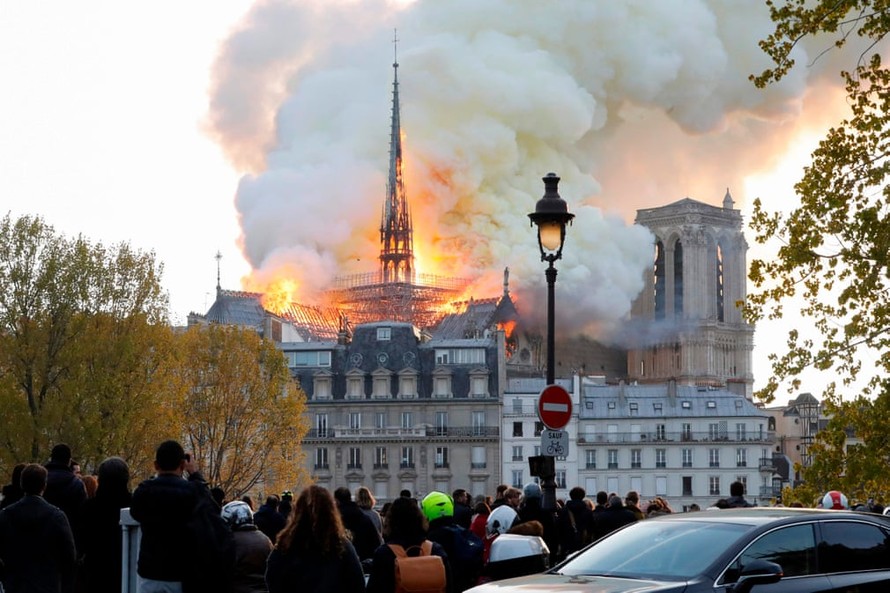 Mọi người đang theo dõi Vụ cháy tại Nhà thờ Đức Bà Paris ngày 15/4/2019. Nguồn ảnh: Julien Mattia/Le Pictorium Agency via ZUMA/REX/Shutterstock