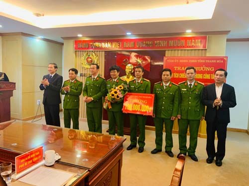 Lãnh đạo tỉnh Thanh Hóa trao thưởng cho các đơn vị Công an tỉnh Thanh Hóa