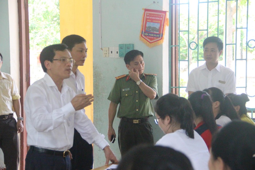 Ông Mai Văn Trinh, Cục trưởng Cục quản lý chất lượng giáo dục (Bộ GD&ĐT) cùng đoàn công tác kiểm tra công tác chuẩn bị thi tại Thanh Hóa