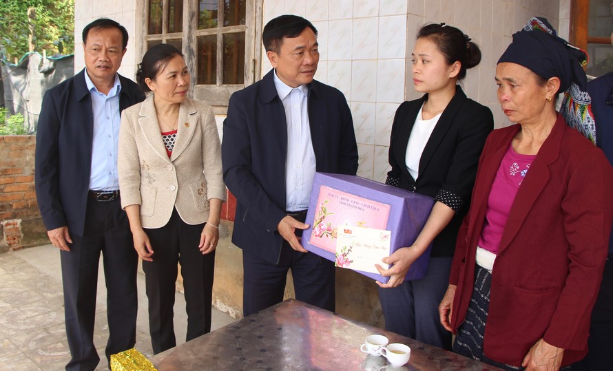 Ông Mai Sỹ Diến tặng quà cho các gia đình chính sách, hộ nghèo ở bản Cạn, xã Bát Mọt, huyện Thường Xuân.