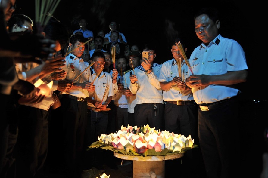 Những người cựu binh cùng thân nhân các anh hùng liệt sĩ thả đèn hoa đăng tri ân những người ngã xuống để bảo vệ chủ quyền biển đảo thiêng liên trong trận chiến bảo vệ Gạc Ma năm 1988.