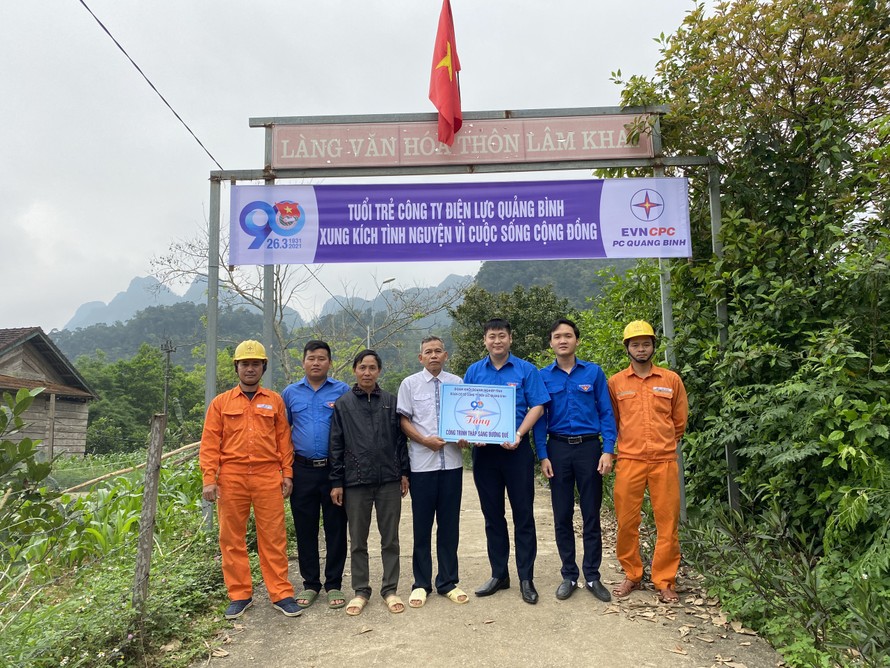 Khánh thành và đưa vào sử dụng công trình "Thắp sáng đường quê" do tuổi trẻ của Công ty Điện lực Quảng Bình hỗ trợ.