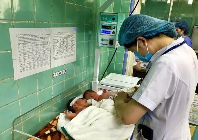 Nhân viên y tế chăm sóc các bé sơ sinh của sản phụ sinh 3 hiếm gặp (Ảnh TG)