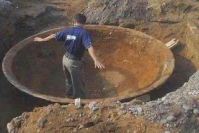 Cổ vật khổng lồ được phát hiện ở Indonesia khi đào móng xây nhà. Ảnh KK News.