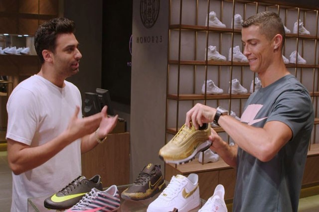 Ronaldo đã mua tới 7 đôi giày tại cửa hàng Honor 23 ở Bắc Kinh.