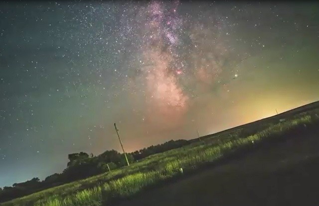 Video ghi lại thay đổi của bầu trời đêm do sự quay của Trái Đất