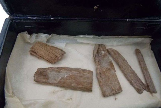 Những mảnh gỗ tuyết tùng được đựng trong hộp đựng xì gà.