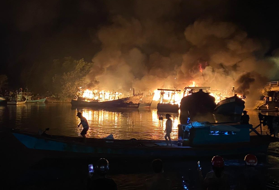 Điều tra nguyên nhân hàng loạt tàu cá bốc cháy ở Kiên Giang