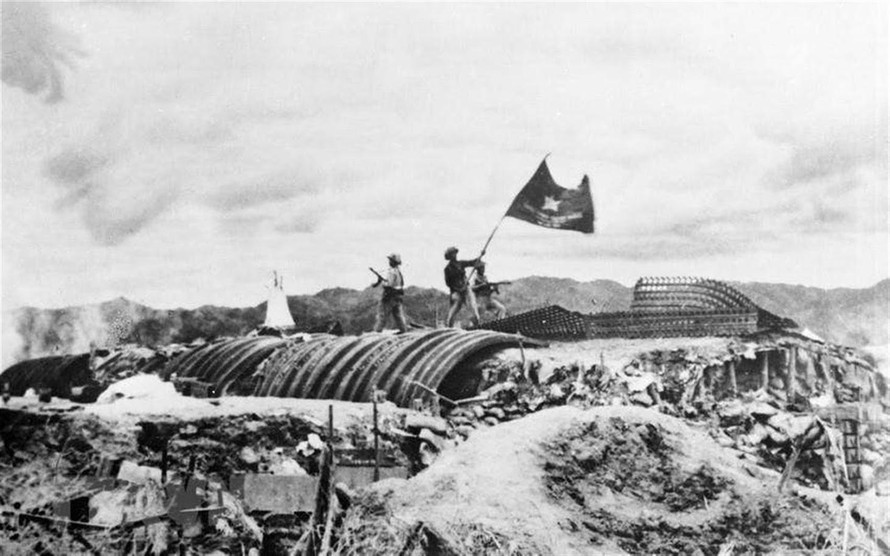 Chiều 7/5/1954, lá cờ quyết chiến, quyết thắng của quân đội ta tung bay trên nóc hầm tướng Đờ Cát, Điện Biên hoàn toàn giải phóng