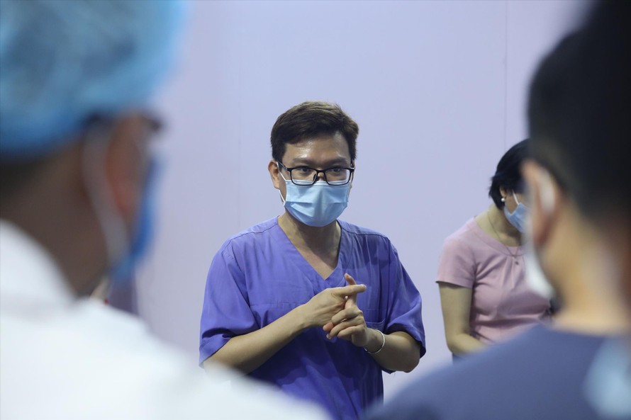 Bác sĩ Ngô Đức Hùng đang tập huấn cho đội ngũ y bác sĩ trước khi vào việc tại bệnh viện dã chiến ở Bắc GiangẢnh: Phạm Ngọc Thanh