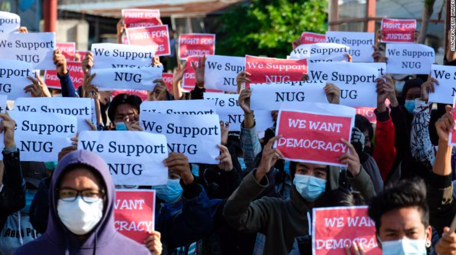 Người biểu tình giương khẩu hiệu ủng hộ NUG, phản đối đảo chính quân sự Ảnh: Getty 