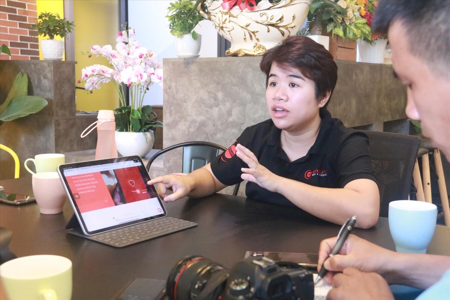 Trần Hạnh Trang giới thiệu về ứng dụng Kuuho đang được cơ quan chức năng TP Đà Nẵng thí điểm triển khai Ảnh: Nguyễn Thành 