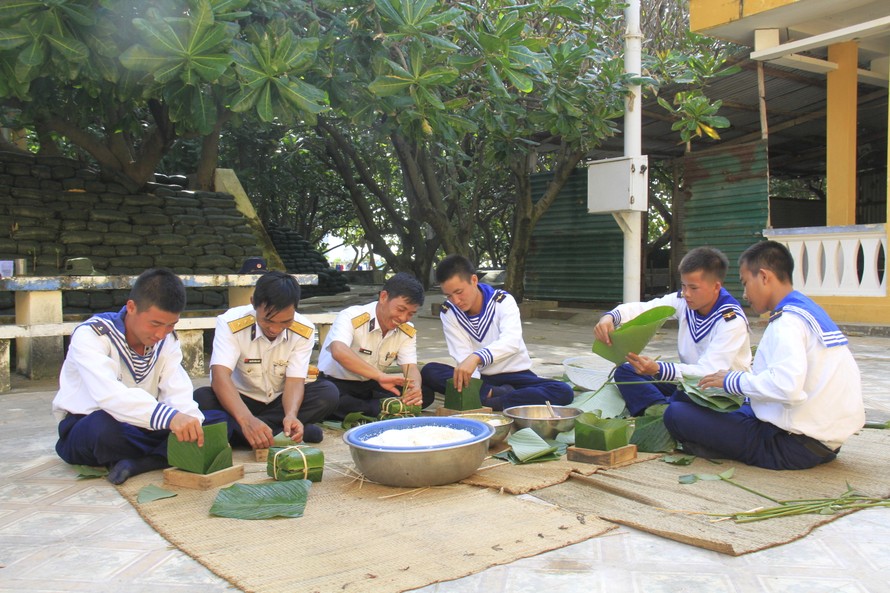 Cán bộ, chiến sĩ trên đảo Phan Vinh gói bánh chưng đón TếtẢnh: Trường Phong