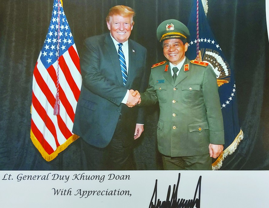 Trung tướng Đoàn Duy Khương chụp ảnh lưu niệm cùng Tổng thống Mỹ Donald Trump