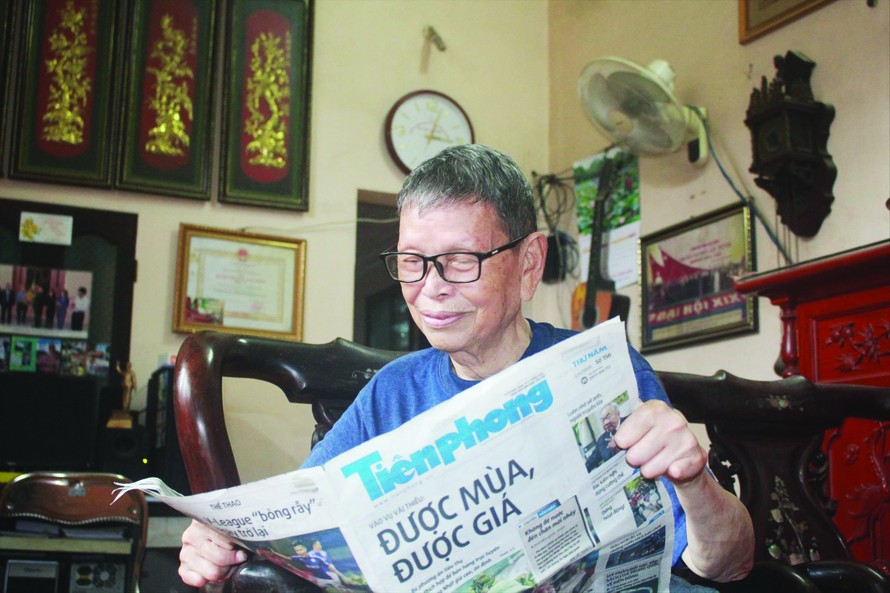 Anh hùng Lao động Nguyễn Đức Thìn đọc báo Tiền Phong