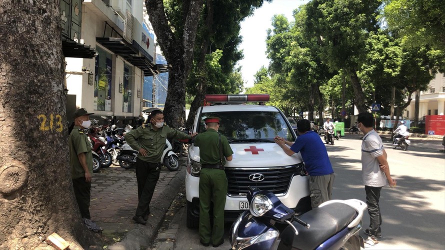 Công an quận Hoàn Kiếm ra quân xử phạt xe cứu thương, taxi dừng đỗ sai quy định trước cổng BV Việt Đức ngày 25/8 