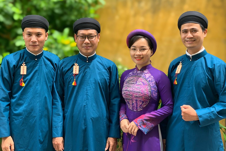 Cán bộ Sở VH-TT Thừa Thiên – Huế mặc quốc phục 