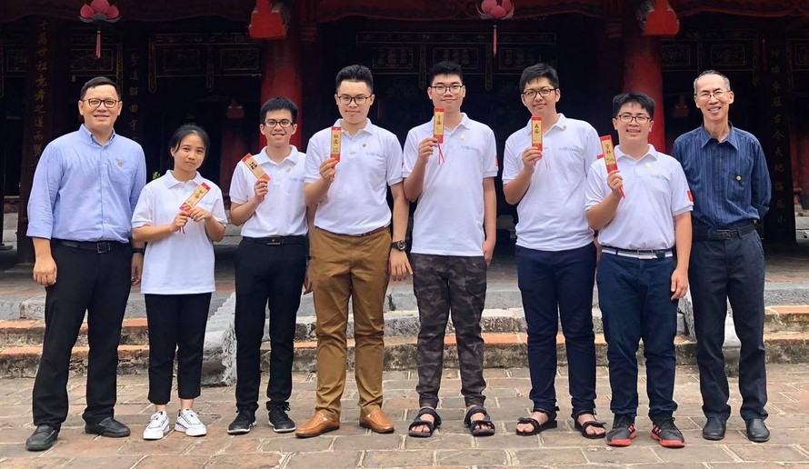 PGS. Lê Anh Vinh (bên trái), thầy Lê Bá Khánh Trình (bên phải) cùng 6 thành viên của đội tuyển IMO Việt Nam . Ảnh: PGS. Lê Anh Vinh cung cấp 