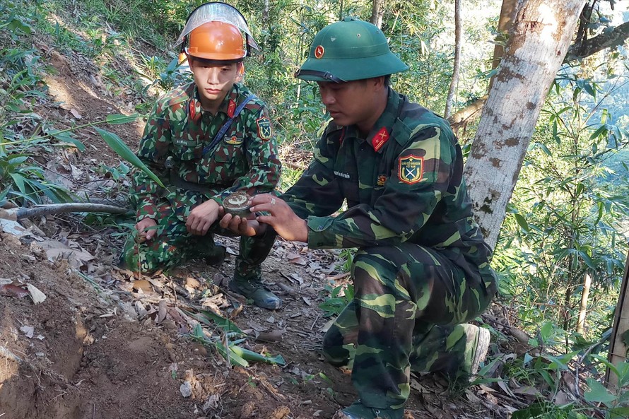 Chiến sĩ Lữ đoàn Công binh 543 đang dò gỡ bom mìn tại Lào Cai. Ảnh: Đ.D.T