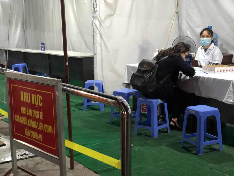 Khai báo dịch tễ trước khi vào Bệnh viện Bưu điện (Hà Nội) Ảnh: Thái An