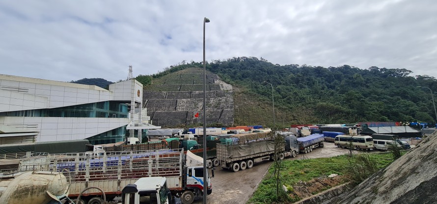 Xe tải, xe container xếp hàng đợi thông quan tại cửa khẩu quốc tế Cầu Treo 