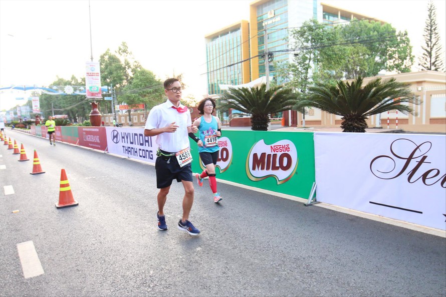 Biên tập viên Nguyễn Tuấn Đạt hóa trang thành cậu học sinh trẻ măng khi tham dự cự ly marathon tại giải Tiền Phong marathon năm 2018 tại TP Buôn Ma Thuột ảnh: Như Ý