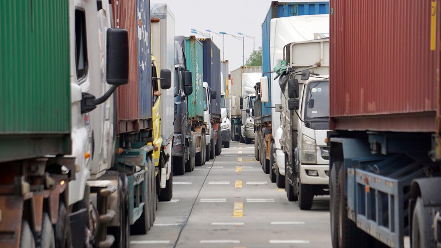 Hàng trăm xe tải, container xếp hàng trên cao tốc Hà Nội - Hải Phòng để khai báo y tế Ảnh: Nguyễn Hoàn