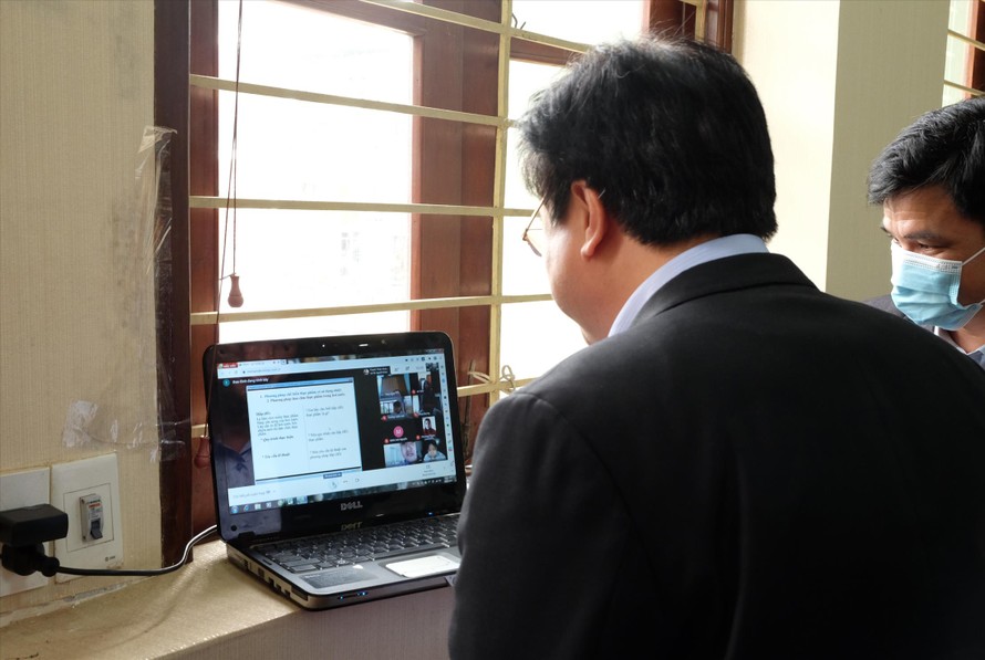Thứ trưởng Nguyễn Hữu Độ dự lớp học trực tuyến của học sinh trường THCS Chu Văn An, TP Thái Nguyên