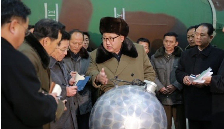 Nhà lãnh đạo Kim Jong-un đứng bên mô hình đầu đạn hạt nhân thu nhỏ đã từng bị các nhà phân tích chê cười hồi năm ngoái, giờ đã trở thành hiện thực. Ảnh: SCMP
