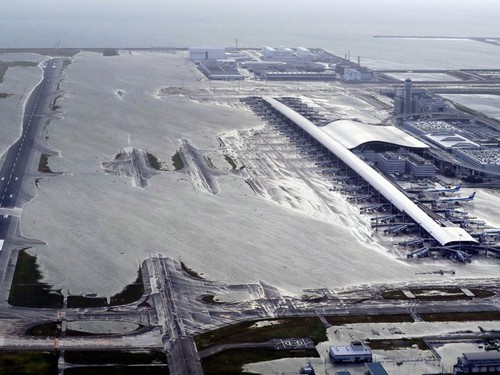 Sân bay quốc tế Kansai bị ngập nặng bởi siêu bão Jebi mạnh nhất trong vòng 25 năm qua tại Nhật Bản.