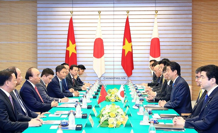 Thủ tướng Nguyễn Xuân Phúc hội đàm với Thủ tướng Shinzo Abe. Ảnh: VGP