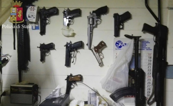 Các loại súng được tìm thấy trong nơi trú ẩn của trùm mafia Teodoro Crea ở miền nam Italia. Ảnh do cảnh sát Italia cung cấp.