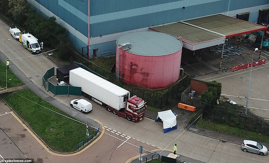 ​Chiếc xe tải container chở 39 xác chết đi qua cửa khẩu Zeebrugge của Bỉ. Ảnh: EPA 